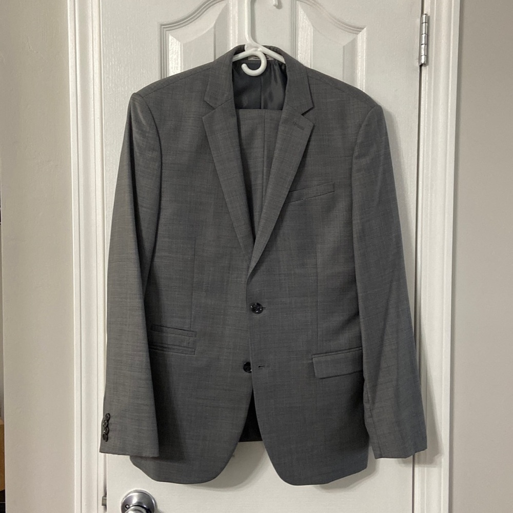 Express mens grey suit 
Jacket 42R
Pants 34x30
Worn ONCE!